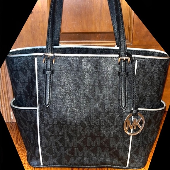 ♥️CUTE♥️ Michael Kors small tote bag 🖤 - Picture 1 of 4